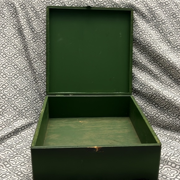 Vintage jewelry/memory box forest green with flowers painted on top - Picture 8 of 9